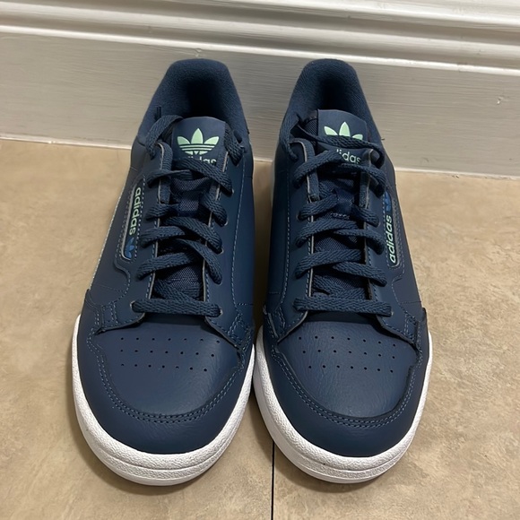 Adidas shoes size 4 - Picture 1 of 9